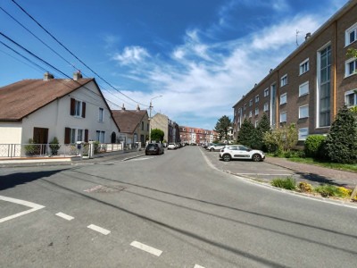 Maison semi mitoyenne en semi plain pied, 3 chambres avec garage et jardin