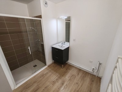 Appartement T3 en centre village situé au 3ème et dernier étage d une résidence de 2023, 2 places de parking