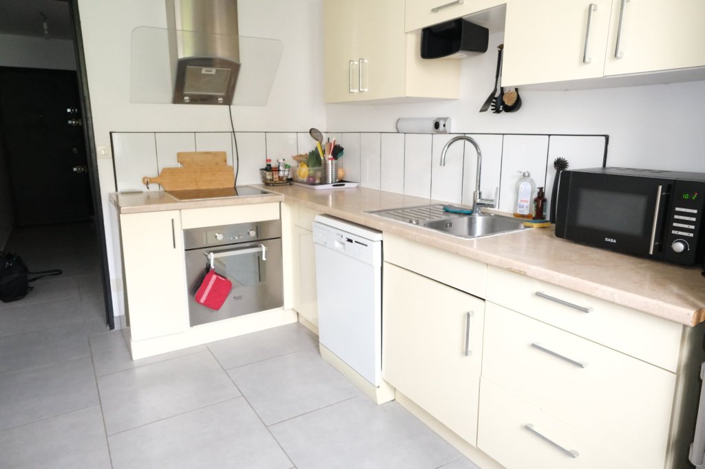 Appartement type 3 au 1er �tage d une jolie copropri�t� s�curis�e au c�ur d un parc arbor�