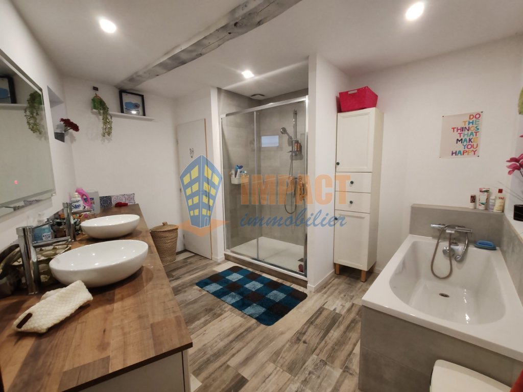 Grande maison familiale 6 chambres, beau jardin plein sud et garage.