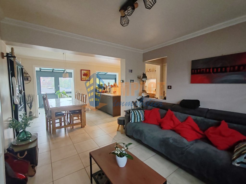 Maison de 1962 semi mitoyenne, 3 chs, jardin, gge, parking, sous sol