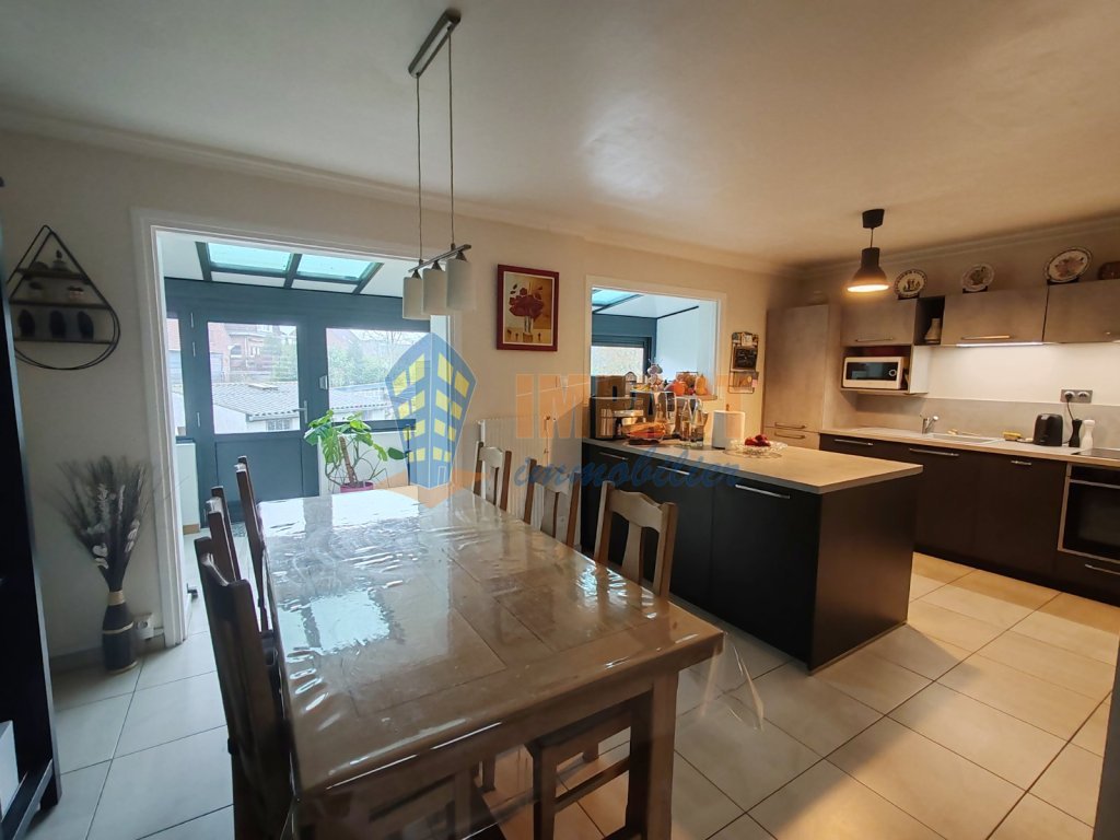 Maison de 1962 semi mitoyenne, 3 chs, jardin, gge, parking, sous sol