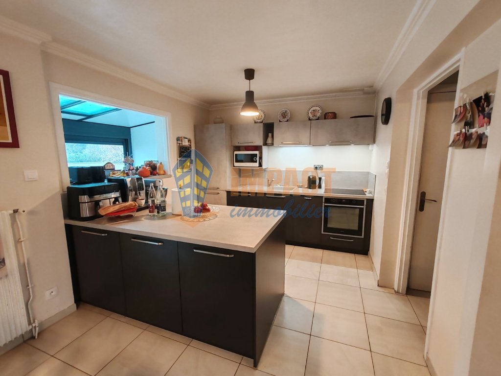 Maison de 1962 semi mitoyenne, 3 chs, jardin, gge, parking, sous sol