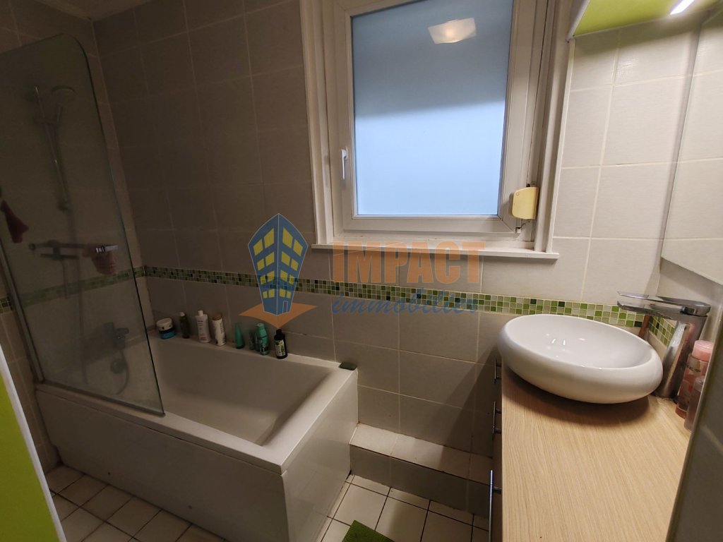 Maison de 1962 semi mitoyenne, 3 chs, jardin, gge, parking, sous sol