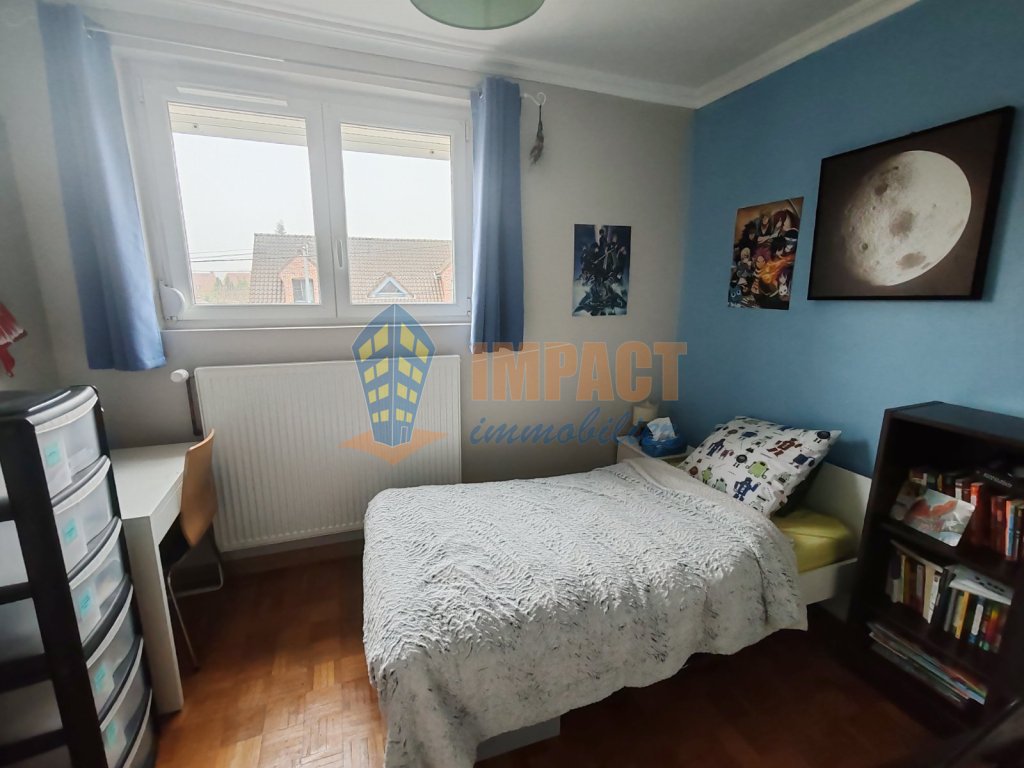 Maison de 1962 semi mitoyenne, 3 chs, jardin, gge, parking, sous sol