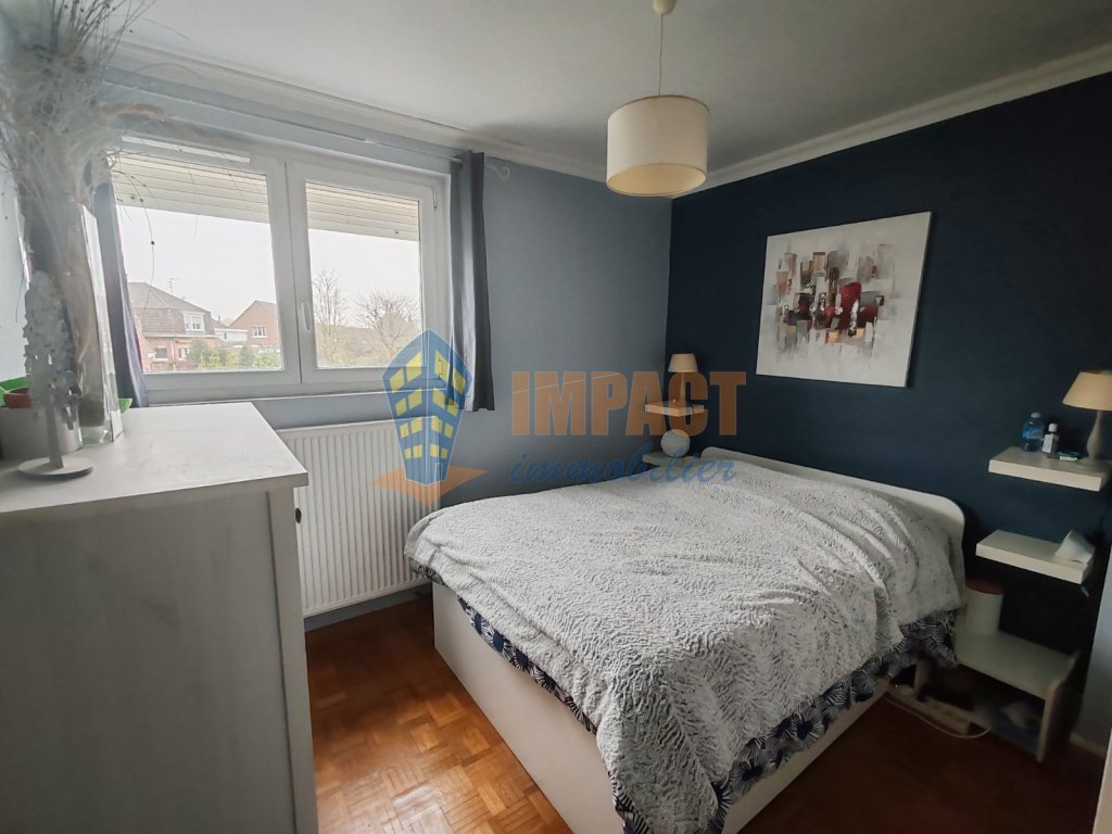 Maison de 1962 semi mitoyenne, 3 chs, jardin, gge, parking, sous sol