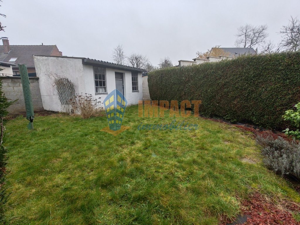 Maison de 1962 semi mitoyenne, 3 chs, jardin, gge, parking, sous sol