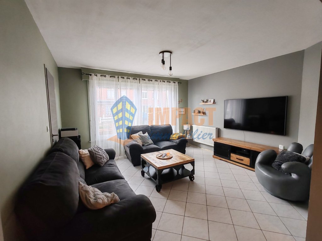 maison des ann�es 1960 semi mitoyenne, 3 chambres, jardin, garage, parking.