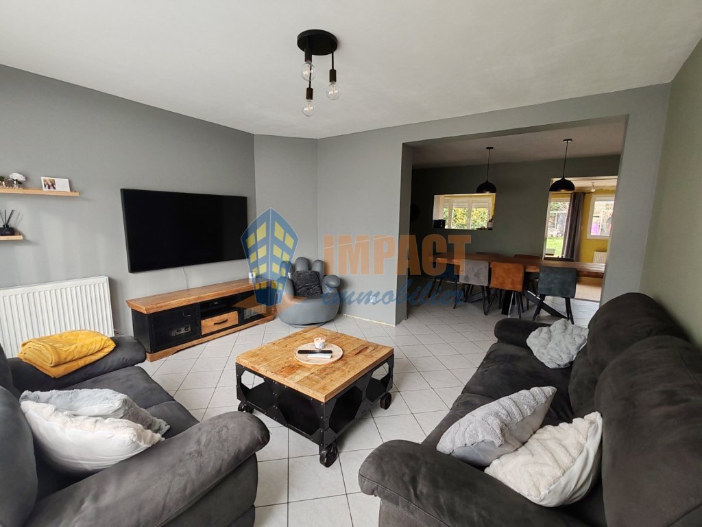 maison des ann�es 1960 semi mitoyenne, 3 chambres, jardin, garage, parking.