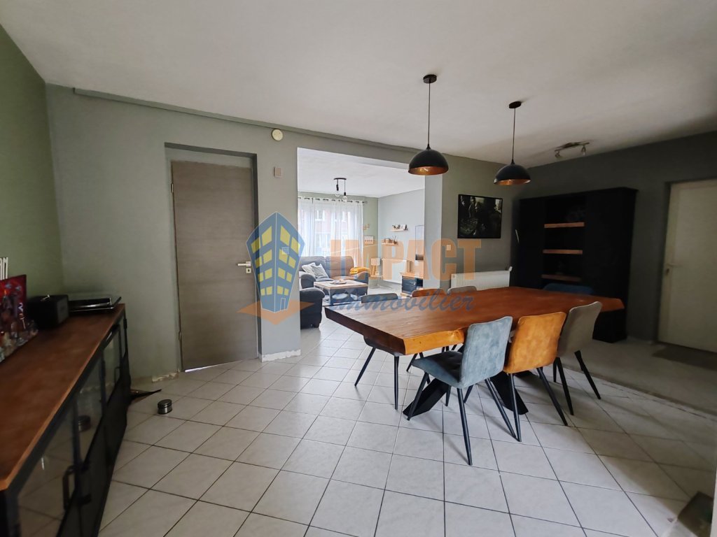 maison des ann�es 1960 semi mitoyenne, 3 chambres, jardin, garage, parking.