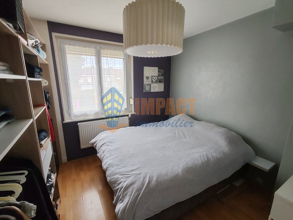 maison des ann�es 1960 semi mitoyenne, 3 chambres, jardin, garage, parking.