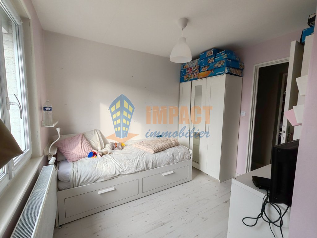 maison des ann�es 1960 semi mitoyenne, 3 chambres, jardin, garage, parking.