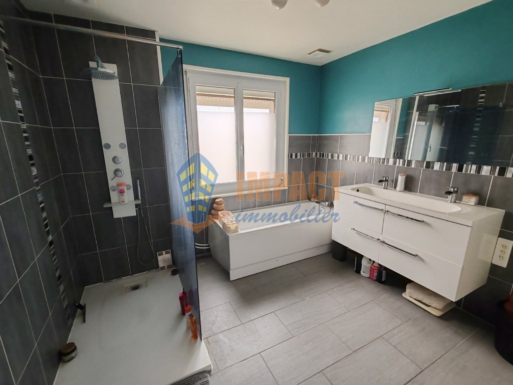 maison des ann�es 1960 semi mitoyenne, 3 chambres, jardin, garage, parking.