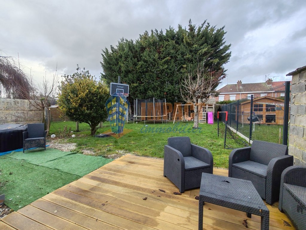 maison des ann�es 1960 semi mitoyenne, 3 chambres, jardin, garage, parking.