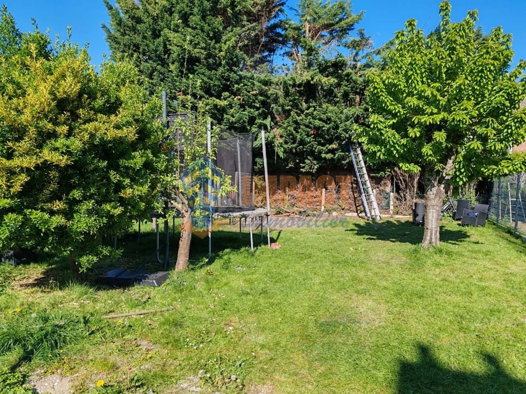 maison des années 1960 semi mitoyenne, 3 chambres, jardin, garage, parking.