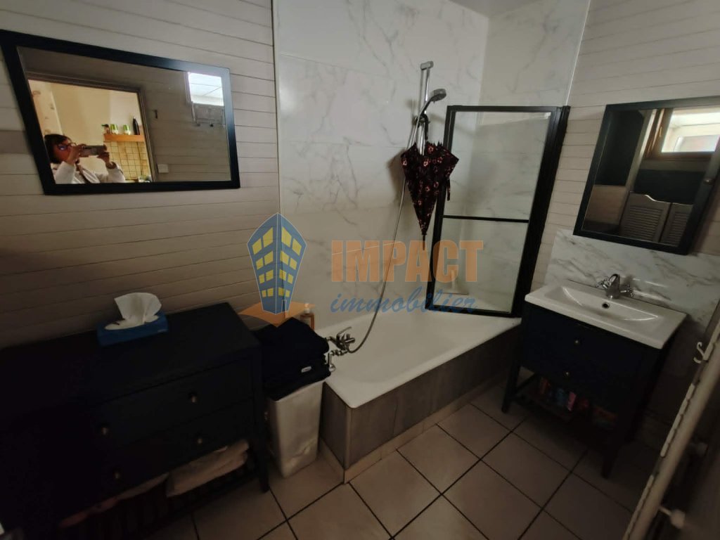 Maison de village, 2 chambres, jardin, parking 2 voitures