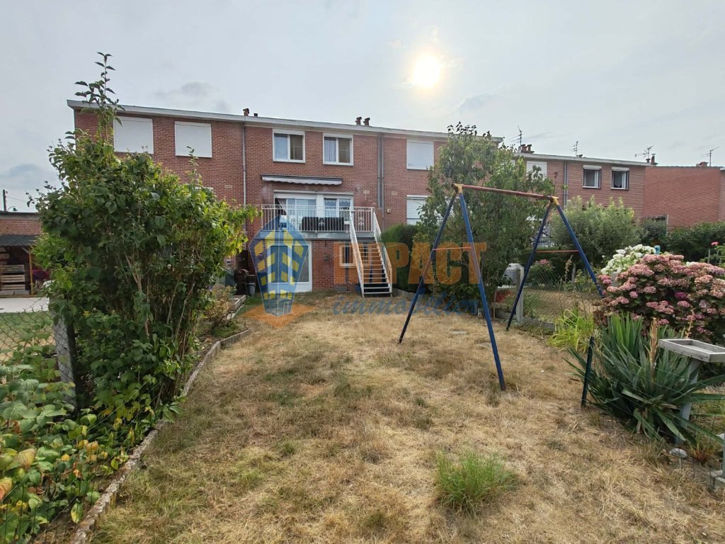 Maison bel étage avec 3 chambres, grand garage, 2 places de parking et beau jardin
