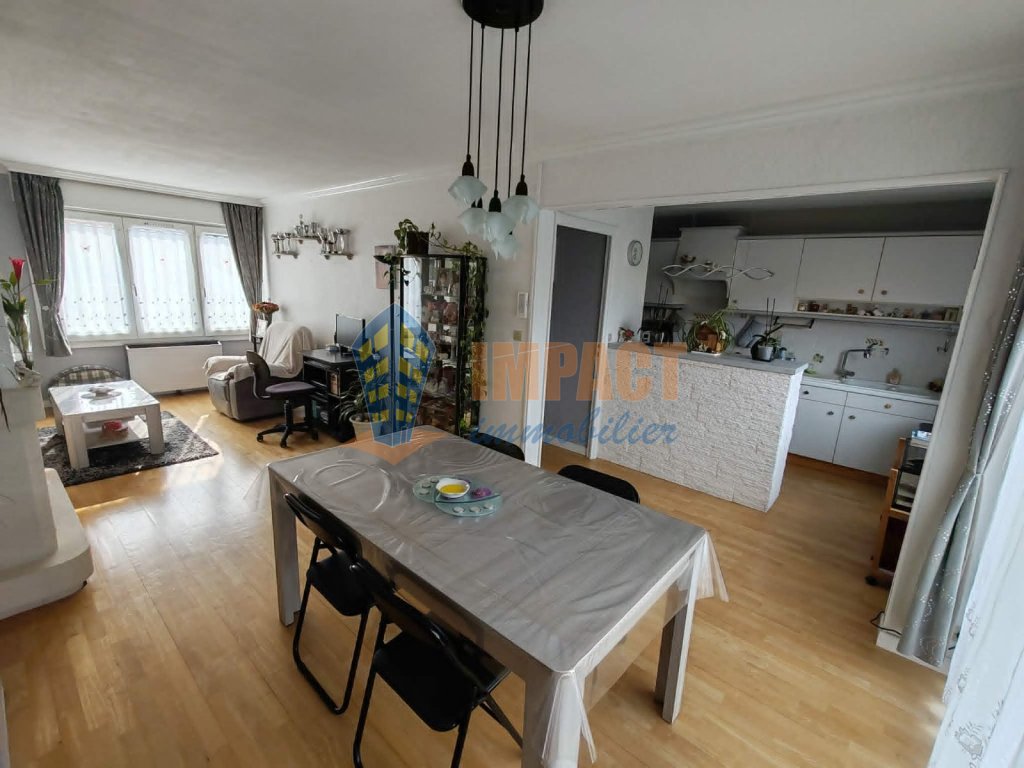 Maison bel étage avec 3 chambres, grand garage, 2 places de parking et beau jardin