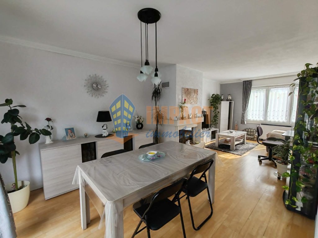 Maison bel étage avec 3 chambres, grand garage, 2 places de parking et beau jardin
