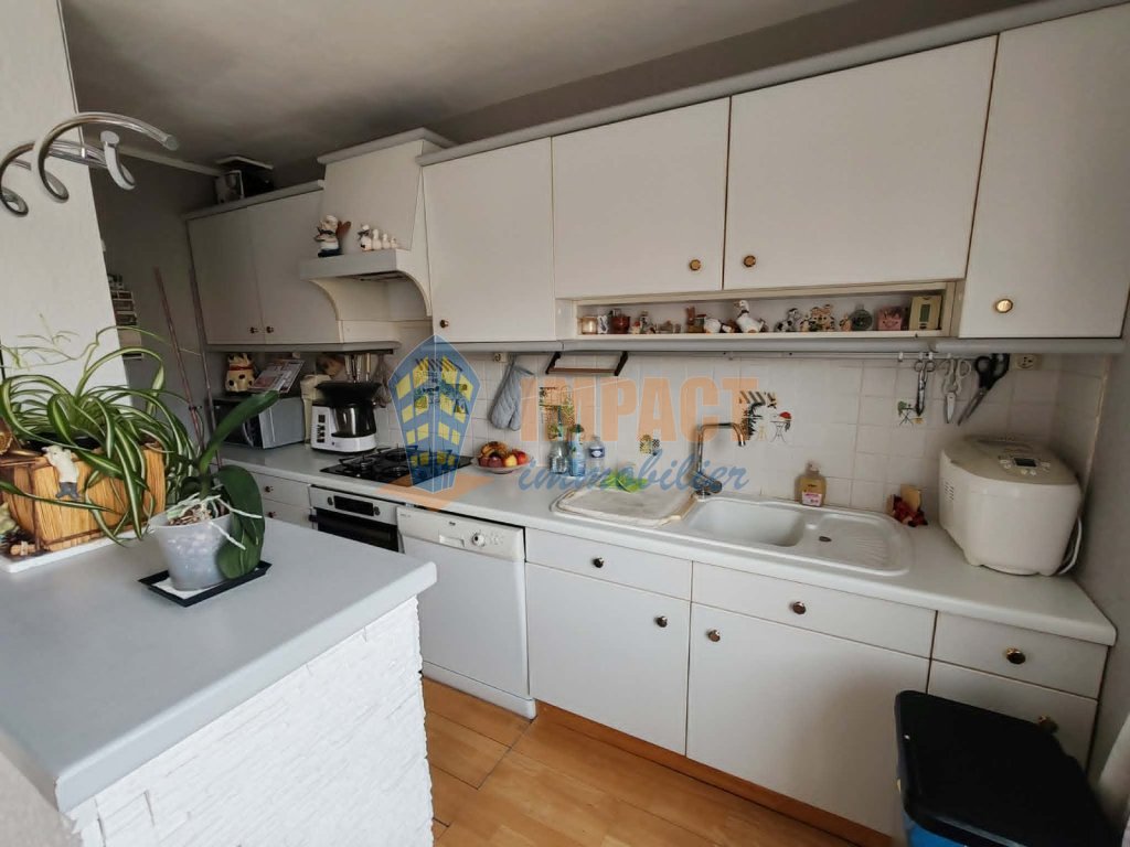 Maison bel étage avec 3 chambres, grand garage, 2 places de parking et beau jardin