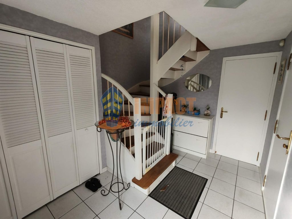 Maison bel étage avec 3 chambres, grand garage, 2 places de parking et beau jardin