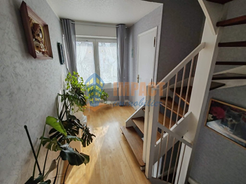 Maison bel étage avec 3 chambres, grand garage, 2 places de parking et beau jardin