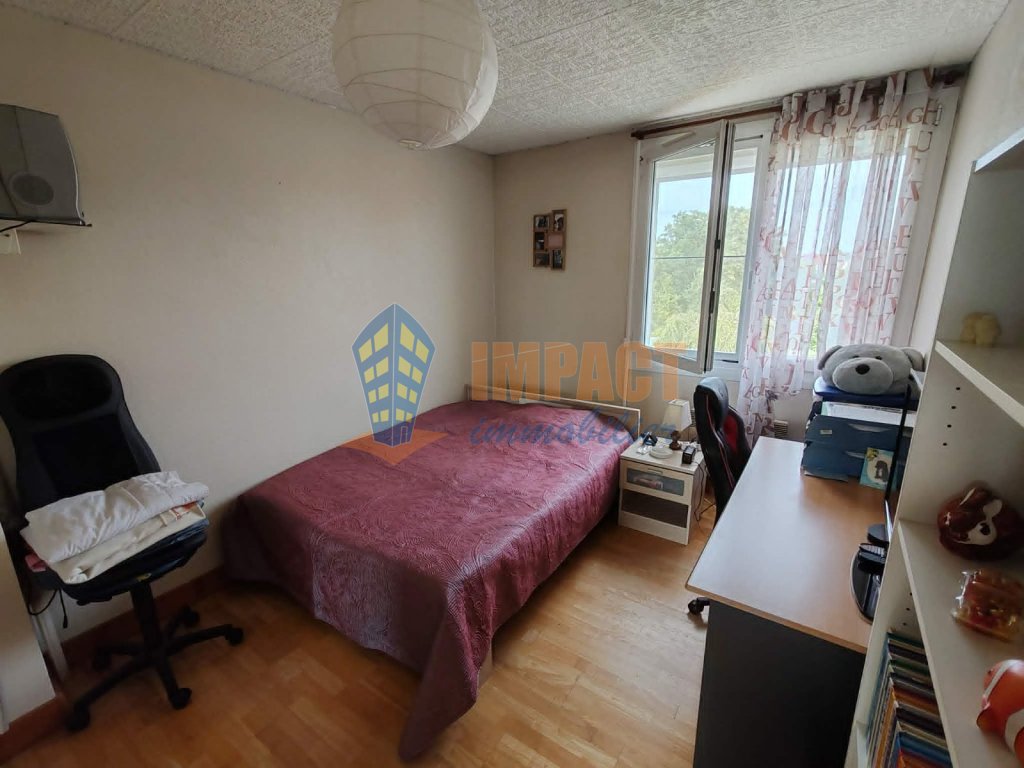 Maison bel étage avec 3 chambres, grand garage, 2 places de parking et beau jardin