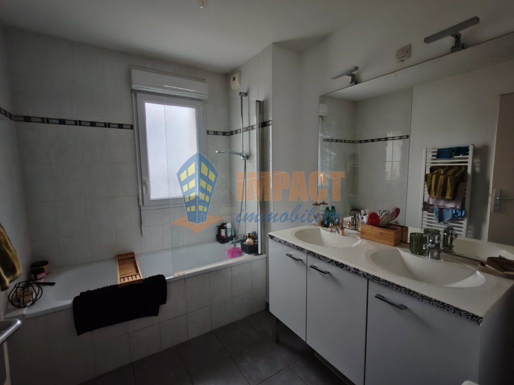 Maison r�cente avec jardin, garage et parking