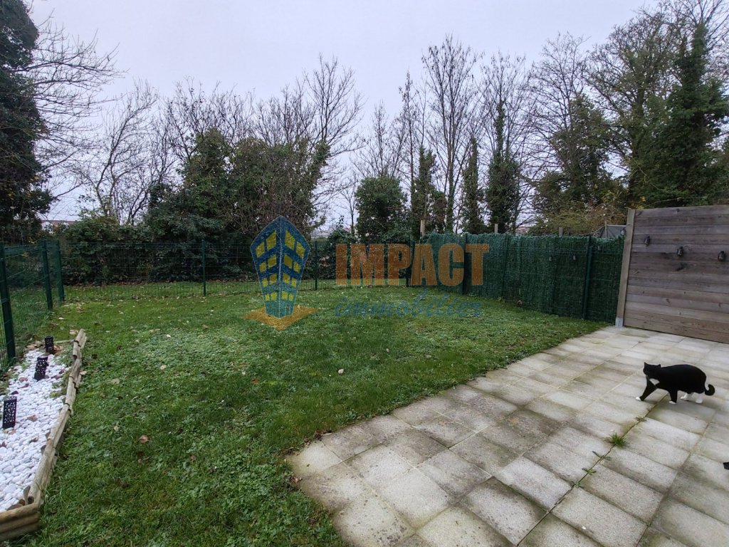 Maison r�cente avec jardin, garage et parking