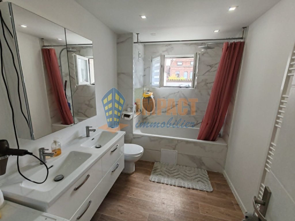 Maison familiale 4 chambres, jardin et parking en centre ville