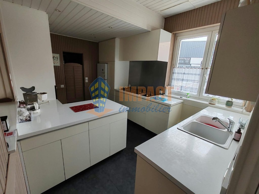 Maison en centre ville aux beaux volumes, en parfait état, 3 chambres, salle de bain et salle d eau, terrasse.
