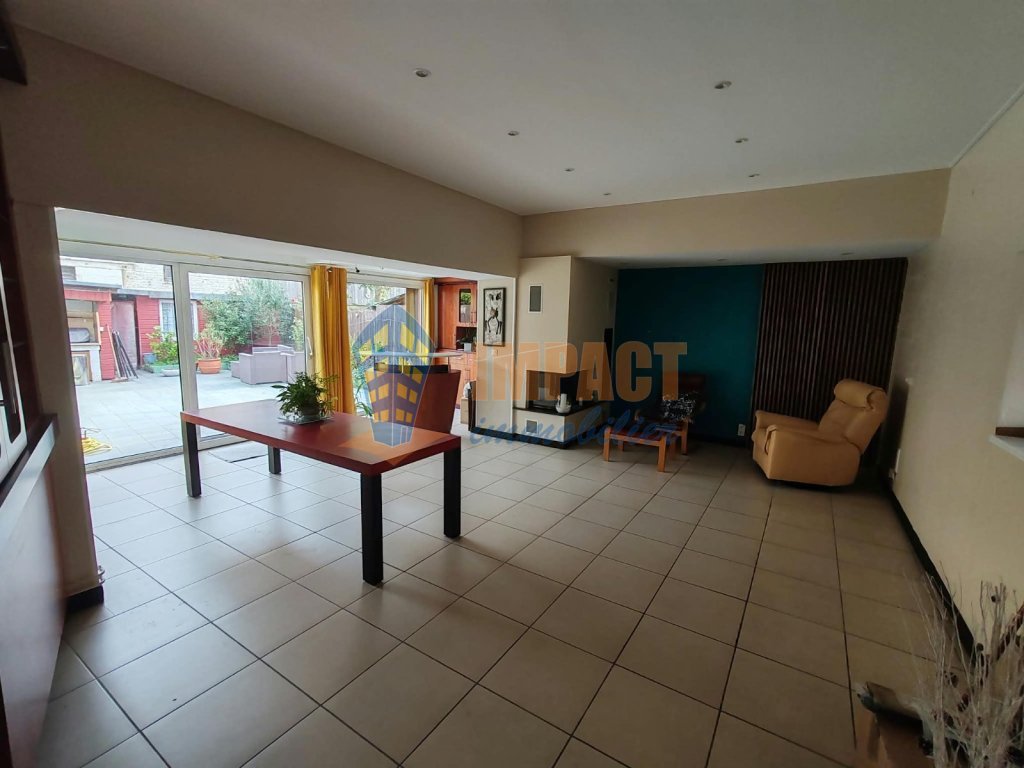 Maison en centre ville aux beaux volumes, en parfait état, 3 chambres, salle de bain et salle d eau, terrasse.