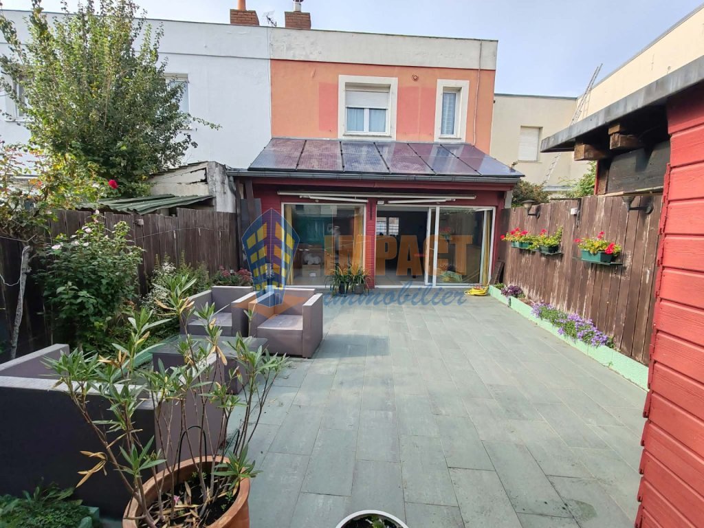 Maison en centre ville aux beaux volumes, en parfait état, 3 chambres, salle de bain et salle d eau, terrasse.