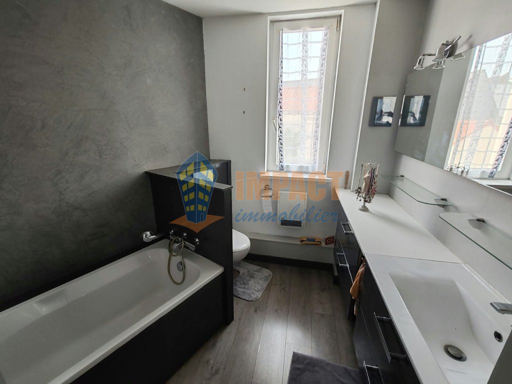Maison en centre ville aux beaux volumes, en parfait état, 3 chambres, salle de bain et salle d eau, terrasse.