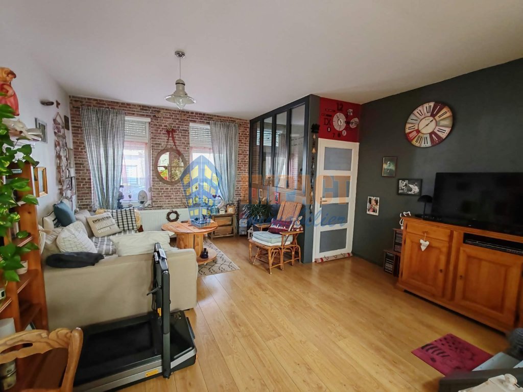 Large 1930 lumineuse avec 4 chambres et jardin bien exposé.