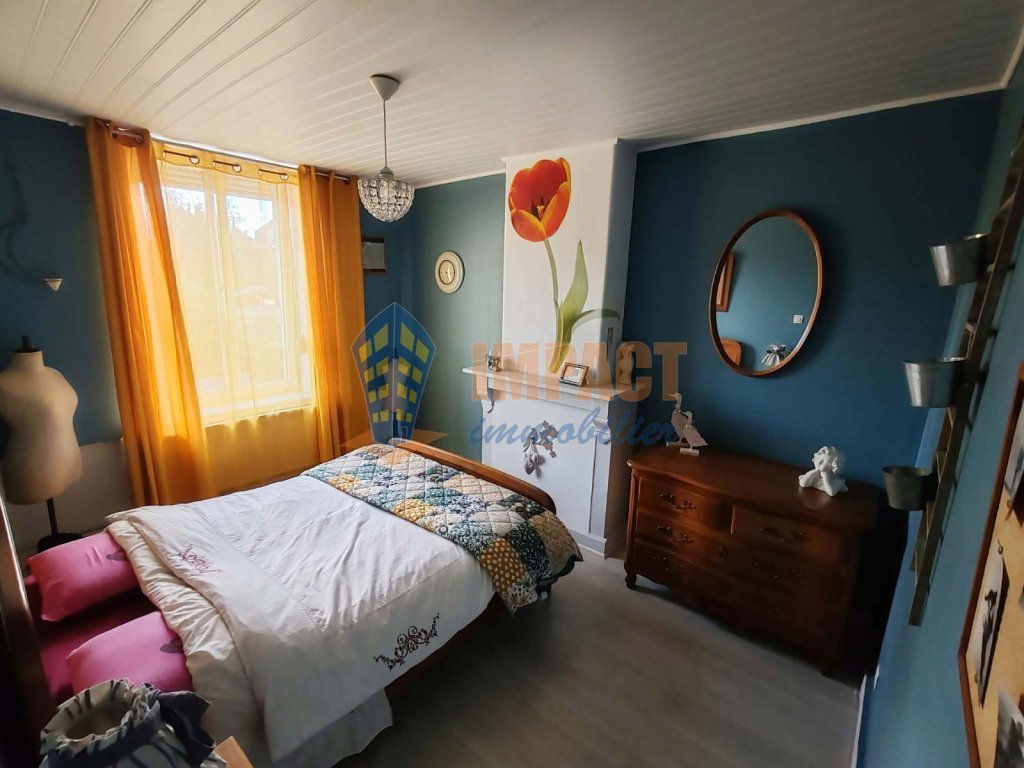 Large 1930 lumineuse avec 4 chambres et jardin bien exposé.
