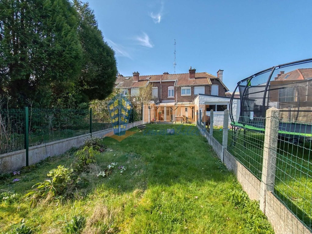 Maison 1930 lumineuse, jardin, 2 chambres, bureau et cave.