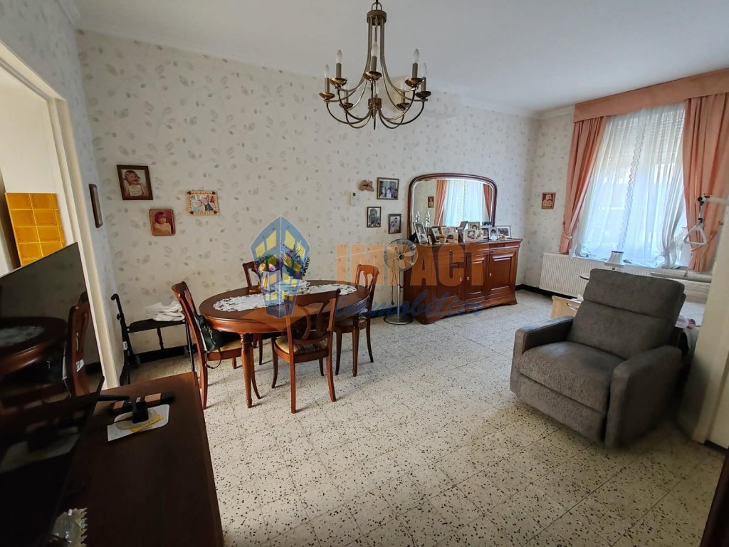 Maison 1930 lumineuse, jardin, 2 chambres, bureau et cave.