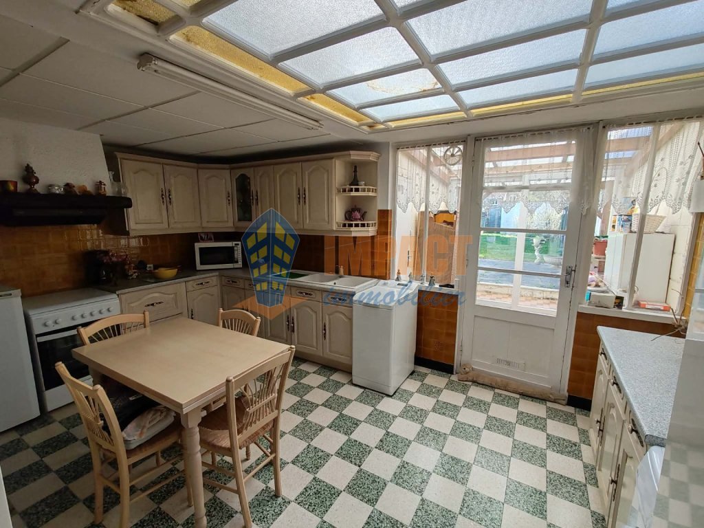 Maison 1930 lumineuse, jardin, 2 chambres, bureau et cave.