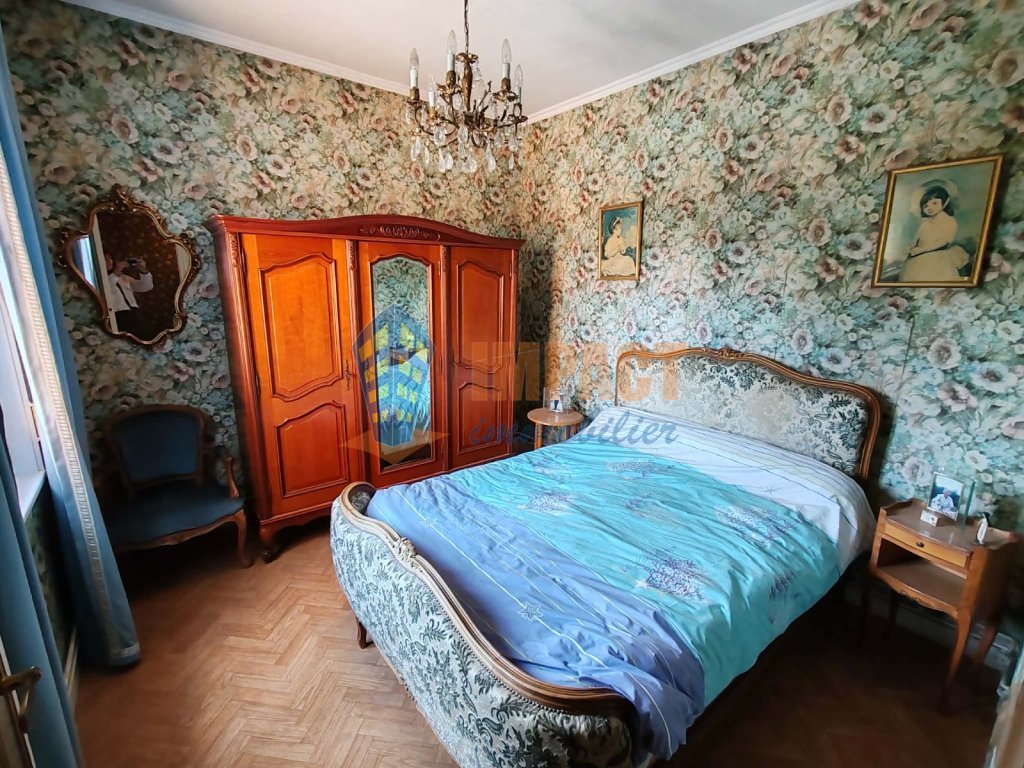 Maison 1930 lumineuse, jardin, 2 chambres, bureau et cave.