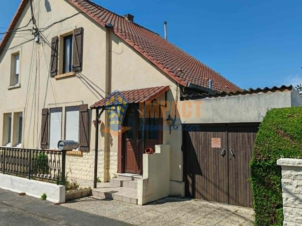 Maison semi mitoyenne en semi plain pied, 3 chambres avec garage et jardin