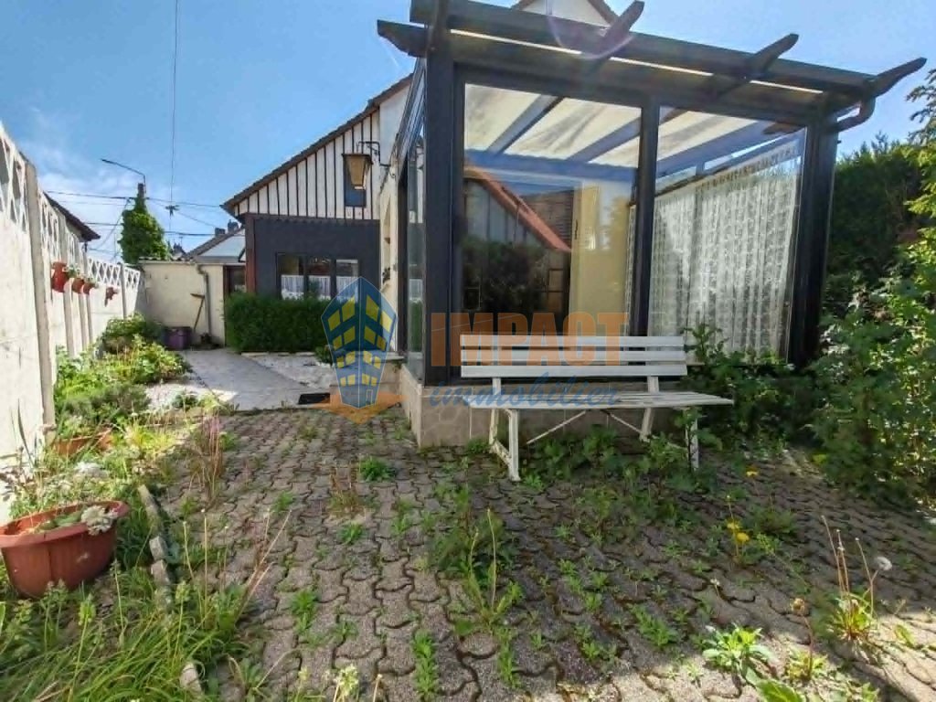 Maison semi mitoyenne en semi plain pied, 3 chambres avec garage et jardin