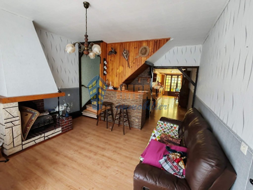 Maison semi mitoyenne en semi plain pied, 3 chambres avec garage et jardin