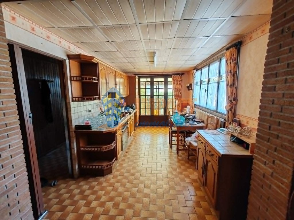 Maison semi mitoyenne en semi plain pied, 3 chambres avec garage et jardin