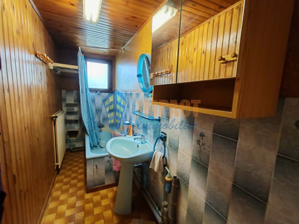 Maison semi mitoyenne en semi plain pied, 3 chambres avec garage et jardin