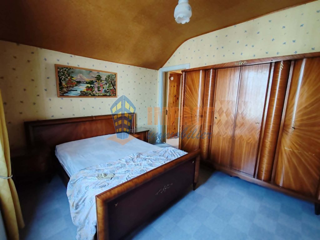 Maison semi mitoyenne en semi plain pied, 3 chambres avec garage et jardin