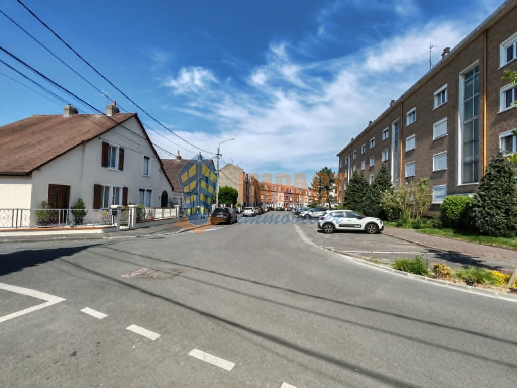 Maison semi mitoyenne en semi plain pied, 3 chambres avec garage et jardin